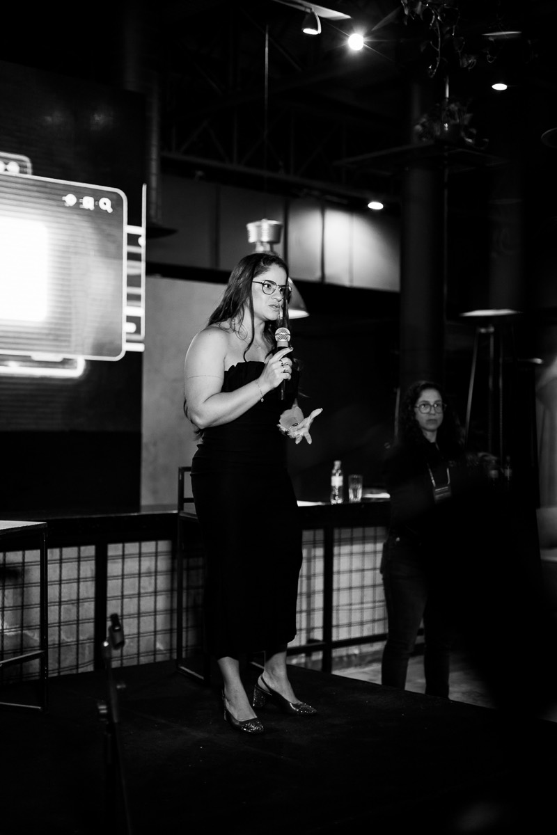 Francielle Caleffi no palco apresentando para empresárias