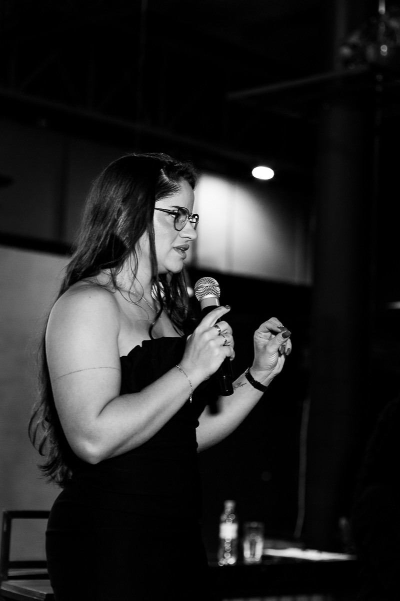 Francielle Caleffi palestrando em um evento de negócios